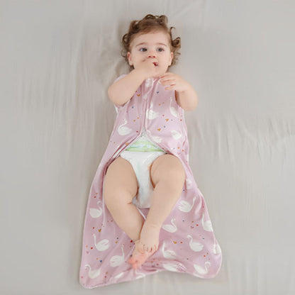 gigoteuse sans manches bebe coton motif cygnes rose maman bebe allongee 