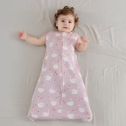 gigoteuse sans manches bebe coton motif cygnes rose maman bebe allongee 2